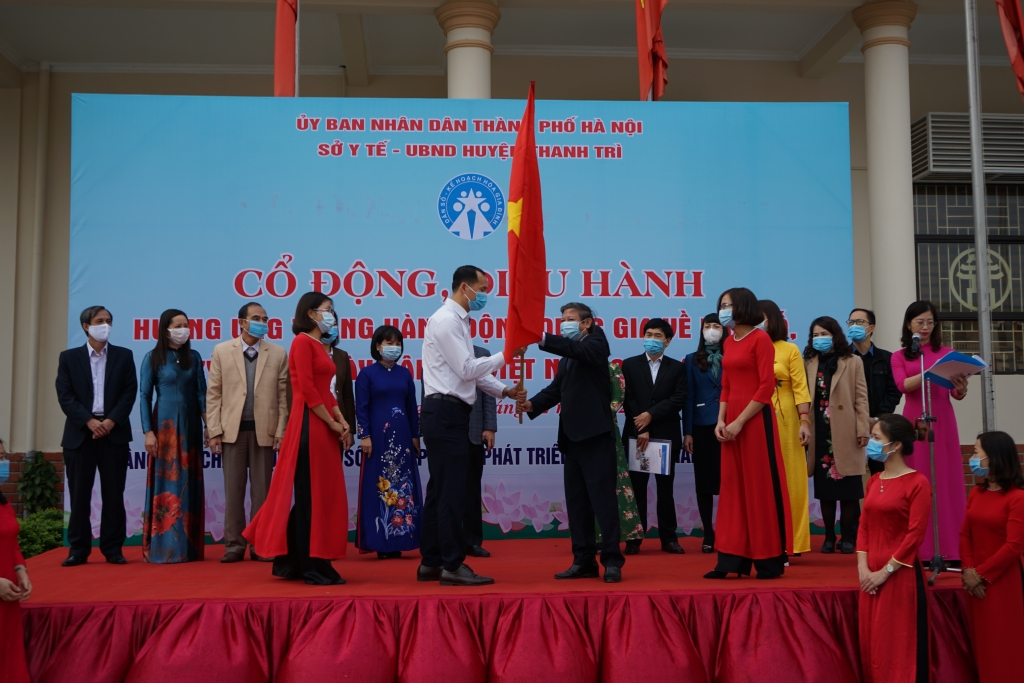 Đồng chí Hoàng Đức Hạnh - Phó Giám đốc Sở Y tế Hà Nội trao cờ phát động Lễ ra quân cổ động