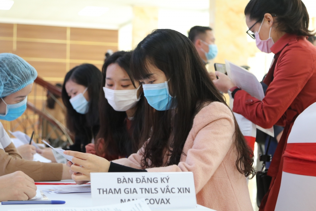 Nhiều bạn trẻ đăng ký tham gia chương trình thử nghiệm vắc-xin lâm sàng tại Học viện Quân y.