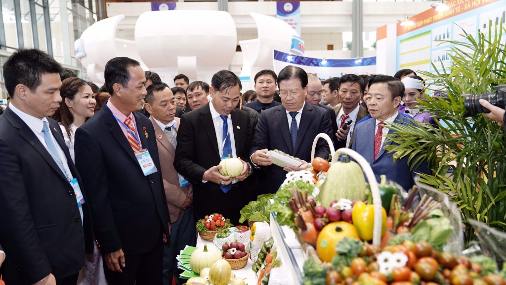 Phó Thủ tướng Trịnh Đình Dũng tham quan các gian hàng tại Triển lãm thành tựu phát triển kinh tế tập thể, hợp tác xã và hoạt động của hệ thống Liên minh HTX Việt Nam giai đoạn 2016-2020