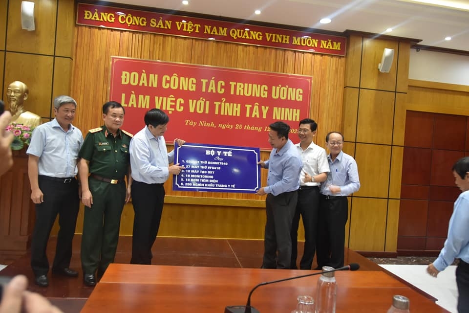 GS.TS Nguyễn Thanh Long – Bộ trưởng Bộ Y tế cũng đã trao tặng các phần quà là trang thiết bị thiết yếu, nhu yếu cho Đồn Biên Phòng Phước Chỉ và Đồn Biên Phòng Cửa khẩu Quốc Tế Mộc Bài