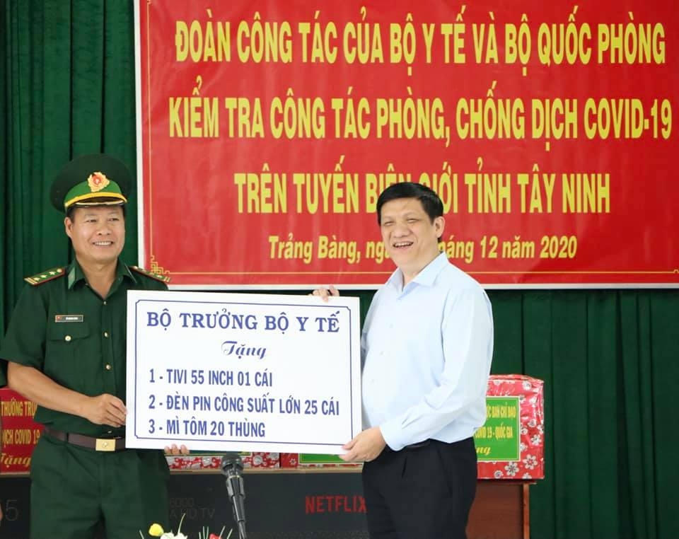 GS.TS Nguyễn Thanh Long – Bộ trưởng Bộ Y tế cũng đã trao tặng các phần quà là trang thiết bị thiết yếu, nhu yếu cho Đồn Biên Phòng Phước Chỉ và Đồn Biên Phòng Cửa khẩu Quốc Tế Mộc Bài