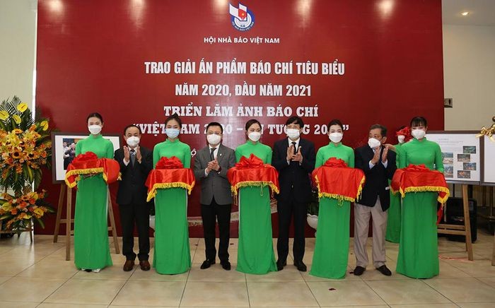 Các đại biểu cắt băng khánh thành khai mạc triển lãm ảnh Việt Nam ấn tượng 2020.