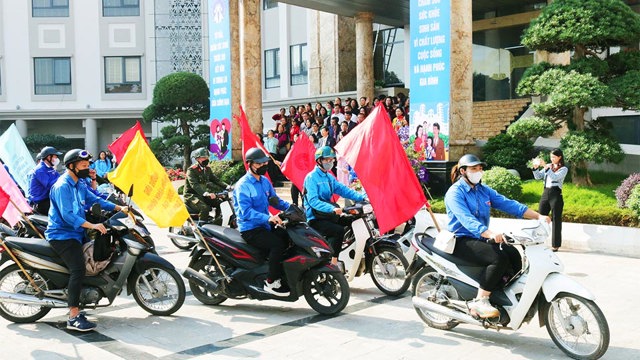 Đoàn viên thanh niên quận Tây Hồ diễu hành hưởng ứng Tháng hành động quốc gia về dân số