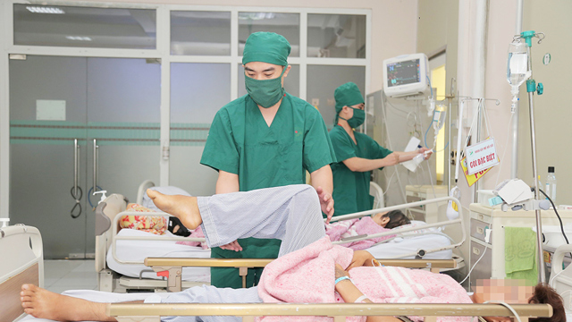 Hà Nội: Cấp cứu thành công bệnh nhân ngã cao liệt hai chân