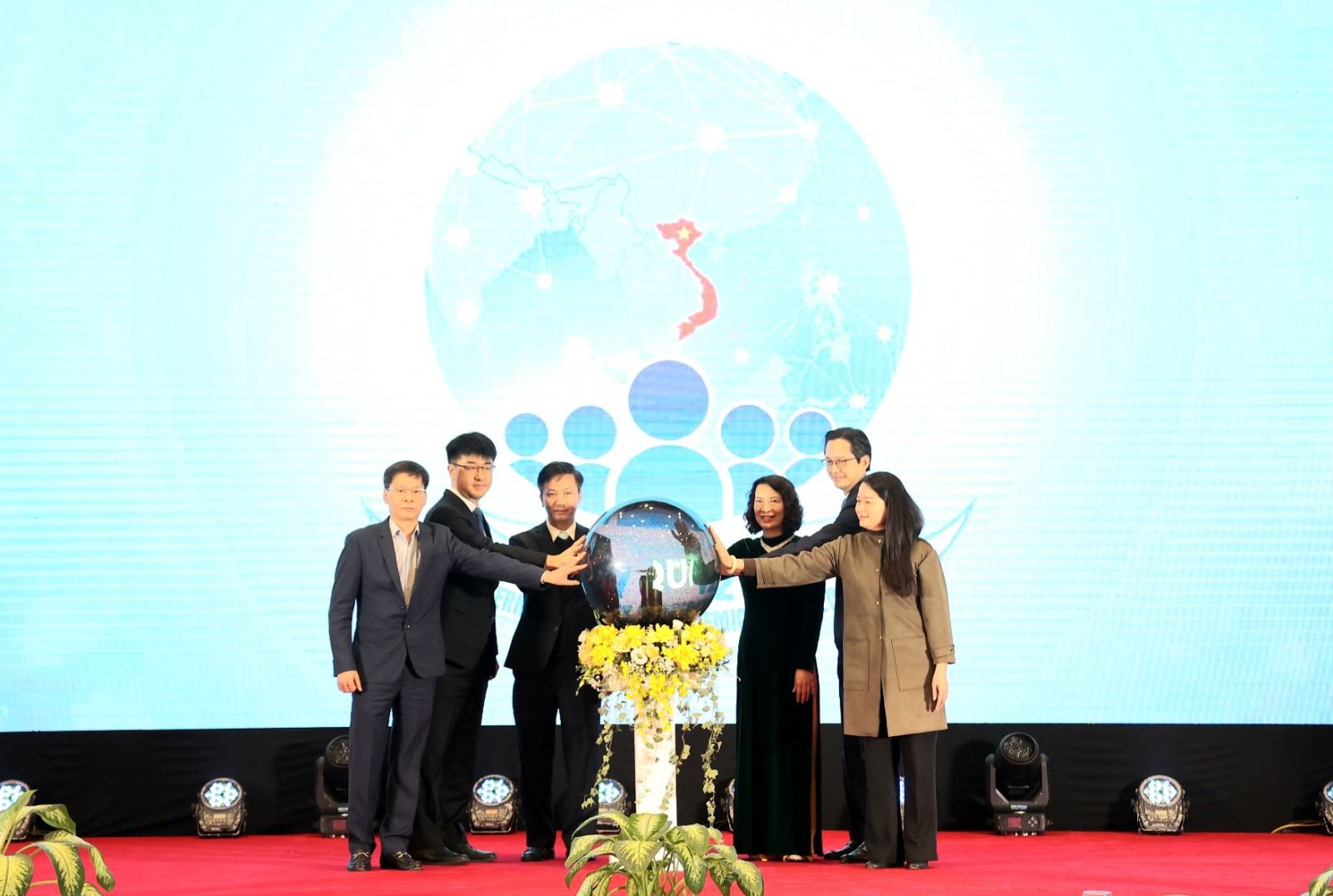 Thứ trưởng Bộ Y tế Nguyễn Thị Liên Hương và Thứ trưởng Bộ Ngoại giao Đỗ Hùng Việt cùng các đại biểu ấn nút hưởng ứng ngày Quốc tế phòng, chống dịch bệnh năm 2023.