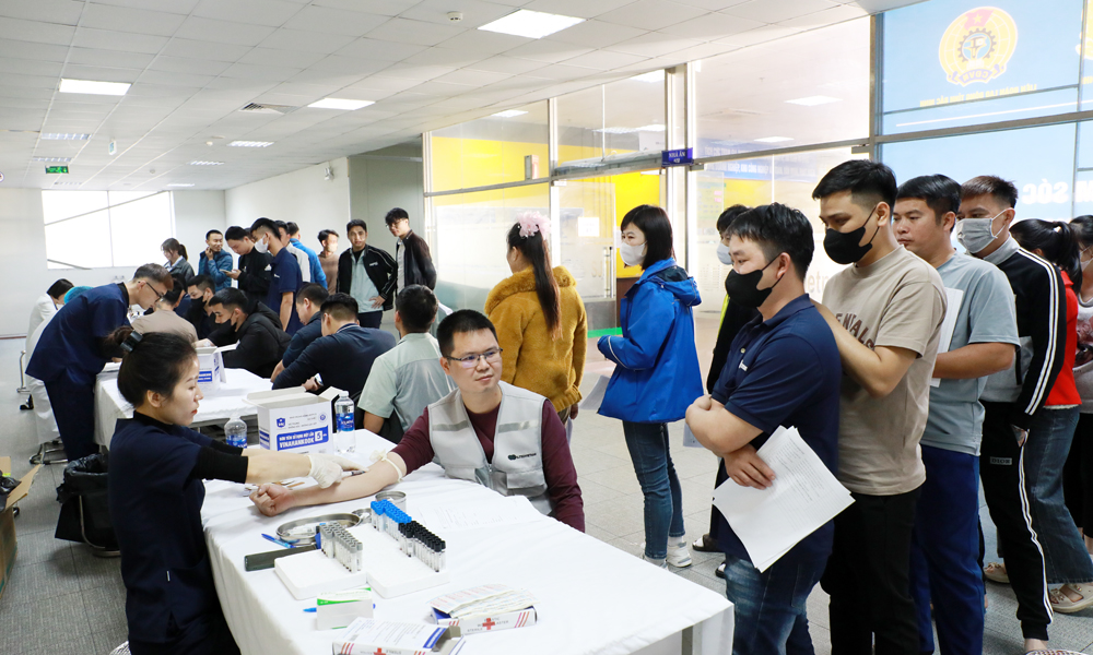 400 công nhân Công ty trách nhiệm hữu hạn Một thành viên SJ Tech Việt Nam được khám sức khỏe miễn phí. Ảnh : Tường Vi