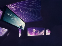 BMW “hô biến” hàng ghế sau thành rạp chiếu phim với màn hình Theatre Screen 8K 31 inch