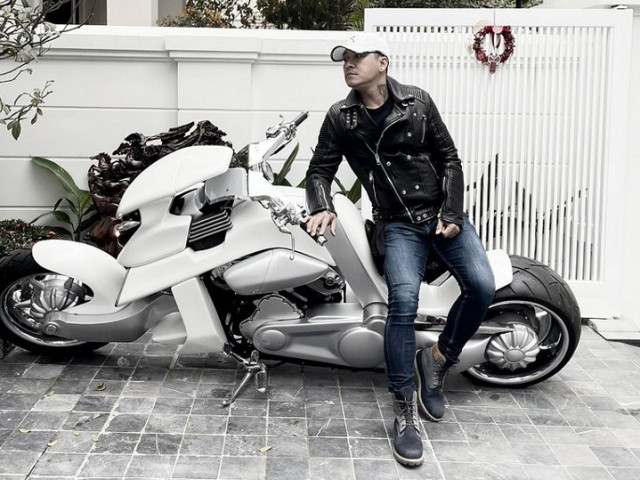 Ca sĩ Tuấn Hưng chính thức rước siêu mô tô V-Rex Travertson về nhà