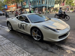 Ferrari 458 Coupe màu trắng độc nhất Việt Nam của ông Đặng Lê Nguyên Vũ xuống phố