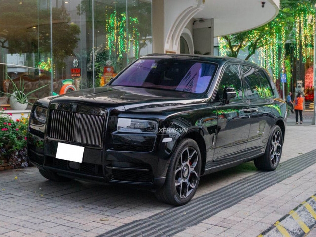 Sài Gòn: Bắt gặp “Kim cương đen” Rolls-Royce Cullinan Black Badge “thả dáng” trên phố