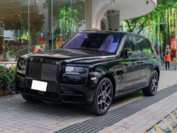 Sài Gòn: Bắt gặp “Kim cương đen” Rolls-Royce Cullinan Black Badge “thả dáng” trên phố