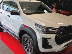 Cận cảnh Toyota Hilux GR Sport 2022 máy dầu 2.8L mạnh 221 mã lực