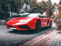 Cận cảnh Lamborghini Gallardo Spyder Performante màu đỏ độc nhất tại Việt Nam