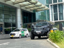 Chiêm ngưỡng “khủng long bọc thép” Terradyne Gurkha du xuân trên đường phố Sài Gòn