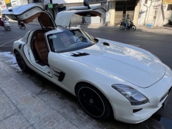 Mercedes-Benz SLS AMG "xuống phố" cùng “vua cafe” Đặng Lê Nguyên Vũ