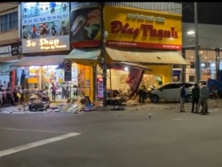Ô tô mất lái, lao vào tiệm bánh mì ở Đà Nẵng khiến nhiều người bị thương