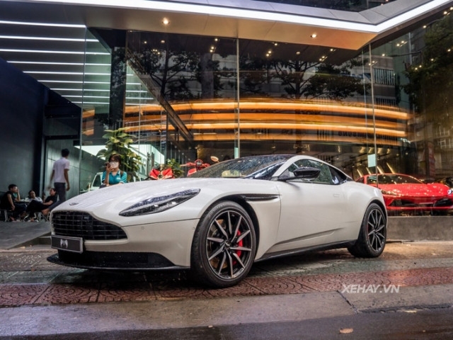 Sài Gòn: Aston Martin DB11 màu trắng Morning Frost White "siêu lướt" tìm chủ mới