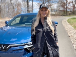 “Nữ hoàng review” Supercar Blondie nói gì khi lần đầu lái VinFast VF 8 tại Mỹ?
