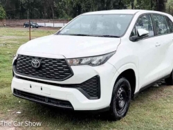 Toyota Innova 2023 bản “taxi” lên kệ tại đại lý, giá quy đổi từ 530 triệu VNĐ