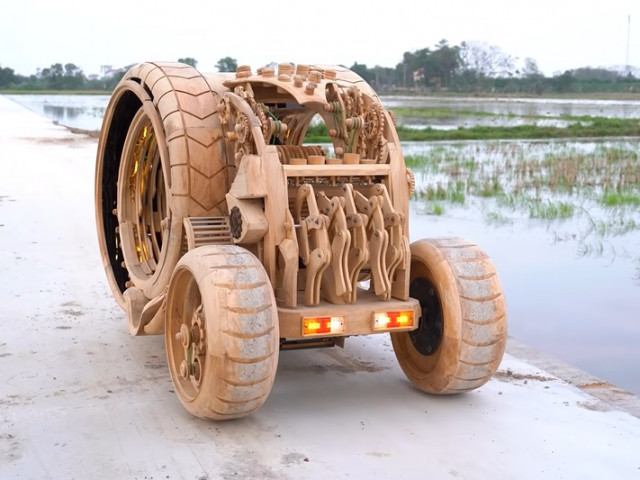 Nghệ nhân gỗ Bắc Ninh chế tạo xe gỗ từ phác thảo của AI