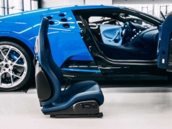 Riêng lắp ráp tựa đầu ghế với logo EB nổi trên Bugatti Centodieci đã mất hơn 4 ngày