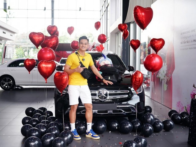 Cầu thủ Hồ Tấn Tài mua Mercedes-Benz GLC 200 4Matic 2022 hơn 2 tỷ VNĐ tặng vợ