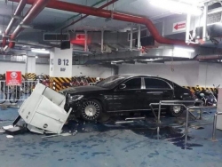 Hà Nội: xe Mercedes-Maybach S-Class mất lái lao vào hầm gửi xe chung cư