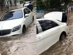 Hà Nội: Xe sang Mercedes-Benz S-Class chết máy giữa vùng nước ngập sâu