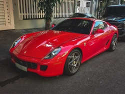 “Chạm mặt” Ferrari 599 GTB Fiorano đầu tiên về Việt Nam trên đường phố Sài Gòn