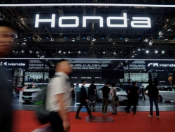 Các nhà sản xuất ô tô Nhật Bản sụt giảm doanh số nghiêm trọng
