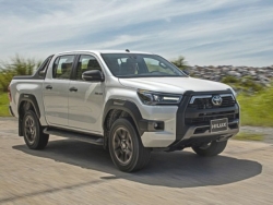 Toyota Hilux nhập khẩu từ Thái Lan đã cập cảng Việt Nam