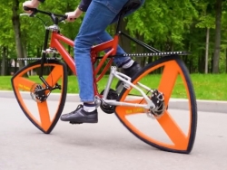 Youtuber tiếp tục tự chế bánh xe đạp hình tam giác độc lạ