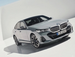 BMW 5 Series 2024 sở hữu "bầu trời" tiện ích trình làng, giá từ 1,36 tỷ VNĐ