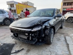 Vừa ra khỏi showroom, Hyundai Accent 2023 đã gặp tai nạn “toác đầu”