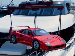 Siêu phẩm Ferrari F40 được cẩu lên du thuyền hạng sang