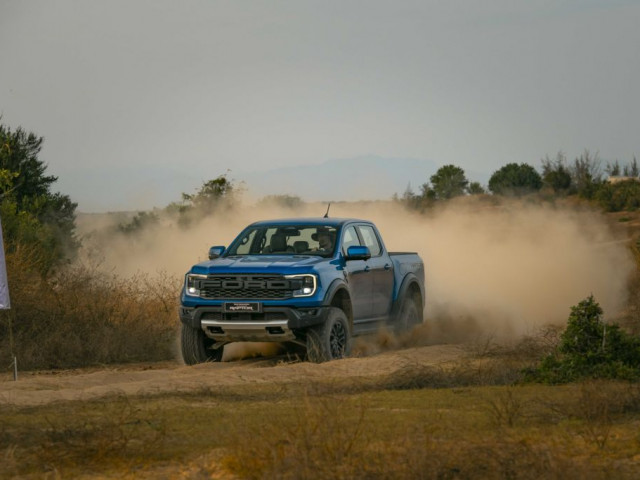 Ford Ranger Raptor 2023 offroad "siêu ngầu" trên địa hình sa mạc Ninh Thuận