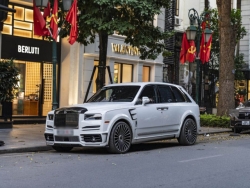 Hà Nội: "Tóm gọn" Rolls-Royce Cullinan độ Mansory “thả dáng” trên đường phố
