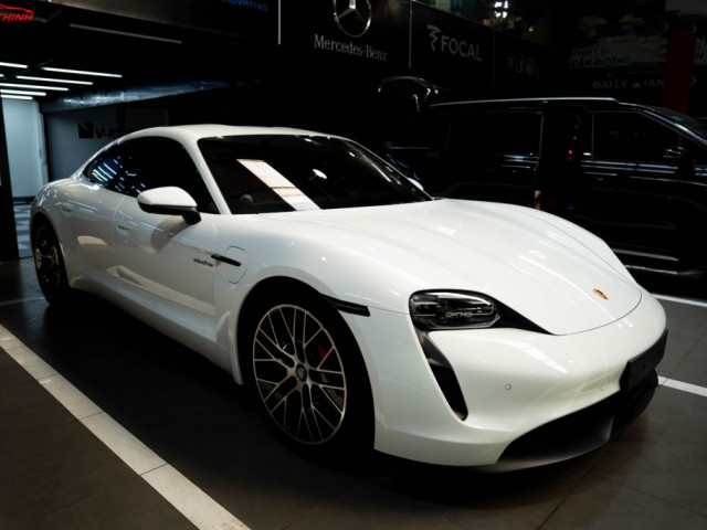 Cận cảnh Porsche Taycan độ dàn âm thanh hơn 400 triệu đồng