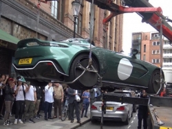 Đỗ sai, siêu phẩm Aston Martin V12 Speedster bị cảnh sát “bế” về đồn