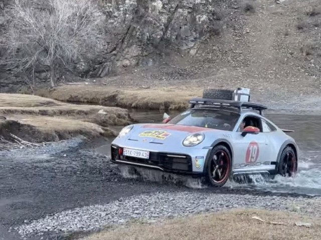 Porsche 911 Dakar độc nhất Việt Nam "trèo đèo, "lội suối" khắp Trung Quốc