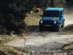 CEO Mercedes-Benz cầm lái EQG lao băng băng trong rừng