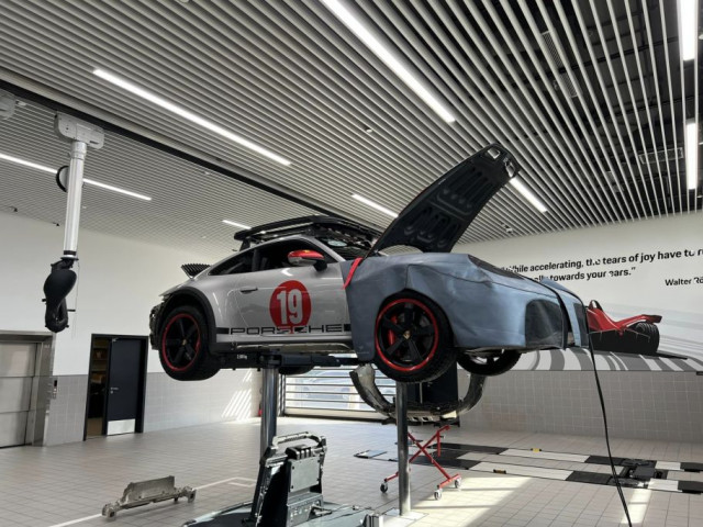 Porsche 911 Dakar 2023 được mang đi bảo dưỡng sau hành trình phượt 35.000km