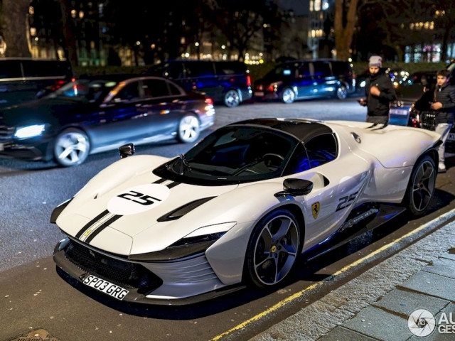 Cận cảnh “siêu ngựa” Ferrari Daytona SP3 của đầu bếp Gordon Ramsay