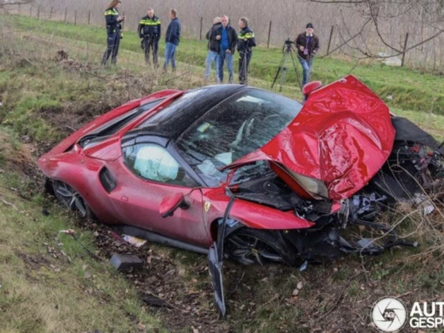 Ferrari 296 GTS vỡ nát sau một tuần ra biển