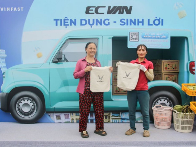 VinFast EC Van "chiếm sóng" chợ đầu mối khiến giới tiểu thương xôn xao