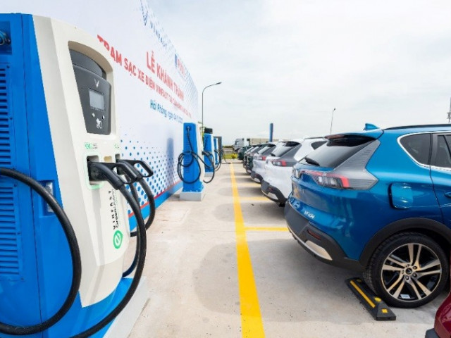Hạ tầng trạm sạc xe điện Việt Nam: Cuộc đua không thể chậm bước