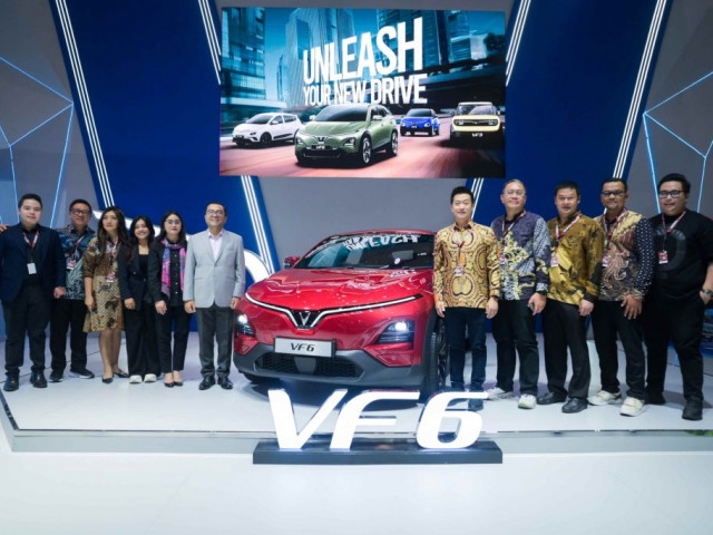 VinFast trưng bày VF 6 bản tay lái nghịch tại triển lãm Surabaya 2025