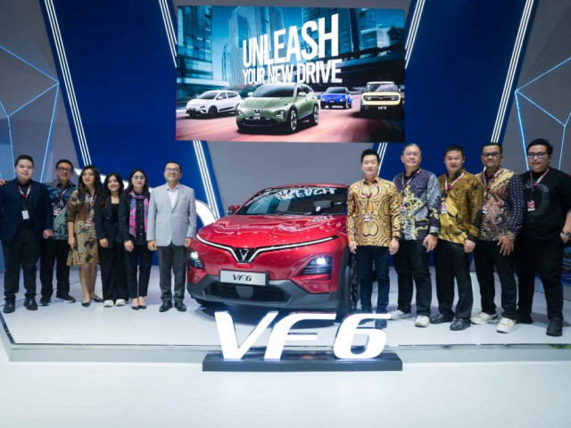 VinFast trưng bày VF 6 bản tay lái nghịch tại triển lãm Surabaya 2025