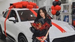 Đón sinh nhật tuổi 26, "Hot Vlogger" Trang Lou sắm xế sang Porsche Macan