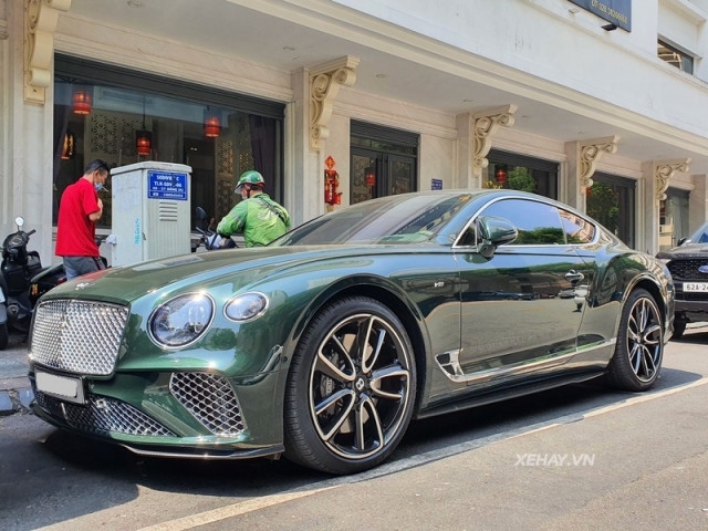 "Chạm mặt" Bentley Continental GT V8 màu "độc" và hiếm trên đường phố Sài Gòn